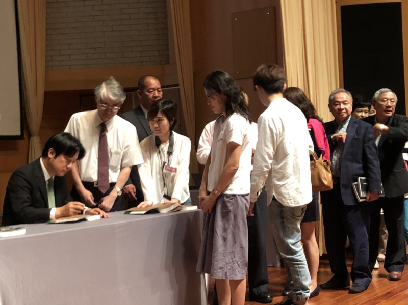 賴清德返回從政之路的起點─台南，舉辦新書「用行動帶來希望：賴清德的決策風格」簽書會，現場擠進數百位民眾排隊等候簽書。   圖：黃博郎/攝