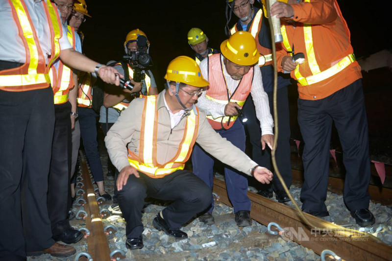 交通部長林佳龍（中）30日晚間視察台中地區前瞻基礎建設，「台鐵成功追分段鐵路雙軌化新建工程」南線軌道切換作業。   （圖/台鐵提供）