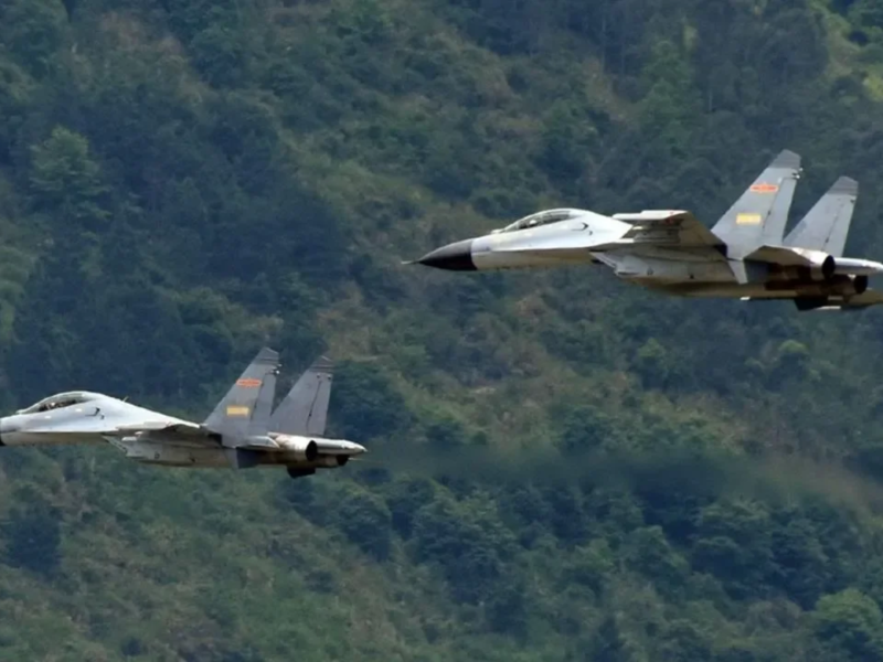 2架解放軍殲11戰機31日飛越台灣海峽中線。   圖：翻攝自Youtube
