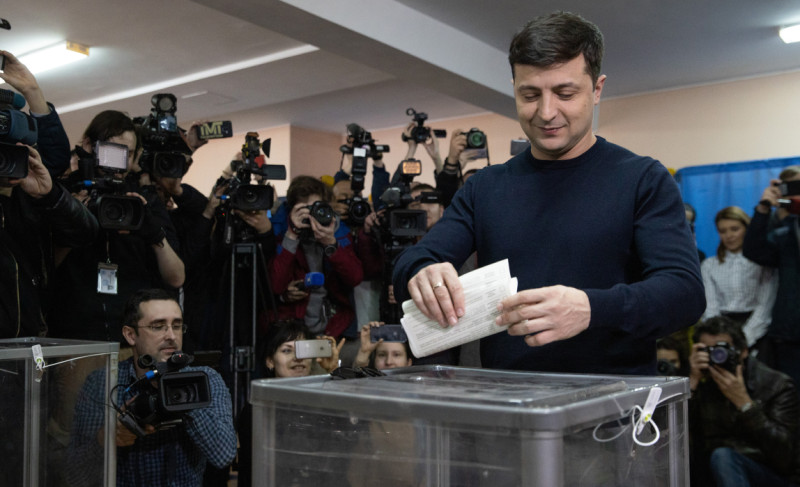 烏克蘭喜劇演員澤連斯基（右）在總統大選中投下自己的一票，而他獲得近3成支持，挺進第2輪決選。   圖：翻攝自澤連斯基臉書