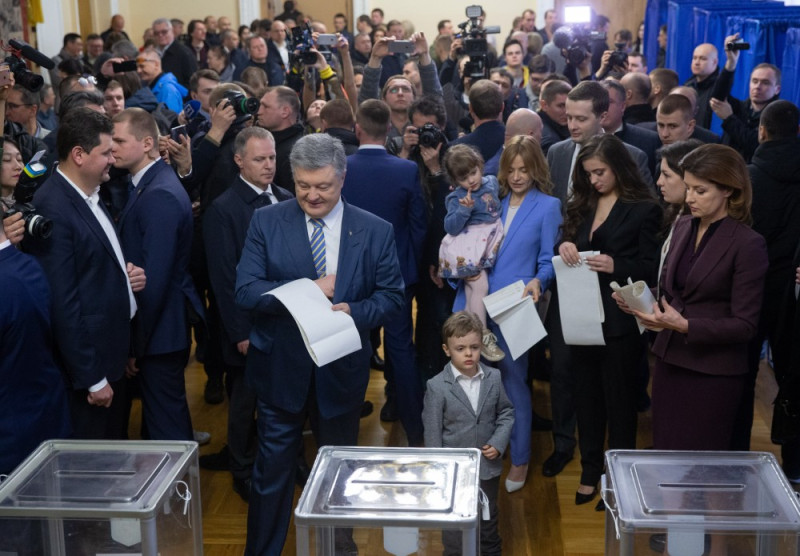 烏克蘭現任總統波羅申科（前排左二）信心滿滿投票，卻未料輸綸政治素人。   圖：翻攝自烏克蘭總統府官網