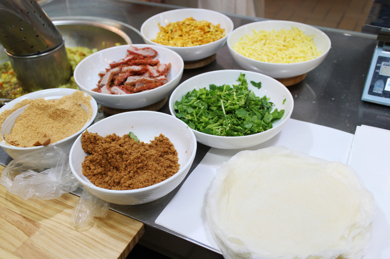 潤餅是許多家庭清明節時，必吃的美食。   圖：台北市市場處／提供