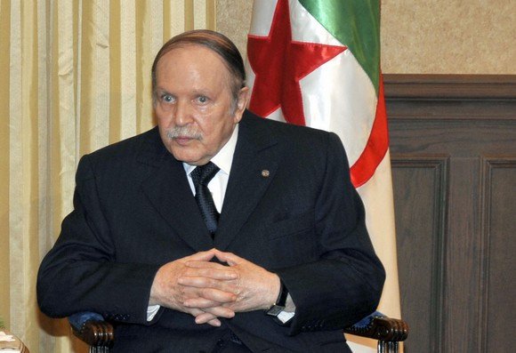 阿爾及利亞總統包特夫里卡2013年中風以來，鮮少露面，爭取連任遭受前所未有抗議，終於屈服民意宣布辭職。   圖：翻攝自阿爾及利亞APS通訊社