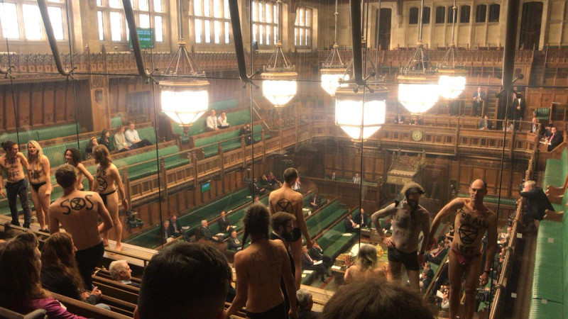 英國國會下議院1日遭到「反抗滅絕」團體示威，半裸的抗議者在國會又喊又唱，引起一陣騷動。   圖：翻攝自「反抗滅絕」推特