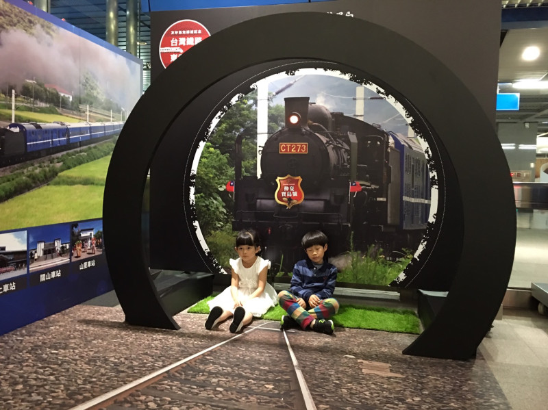 台鐵局、東武鐵道於南港車站推出親子專屬蒸汽火車燈座及互動裝置專區。   圖／台鐵提供