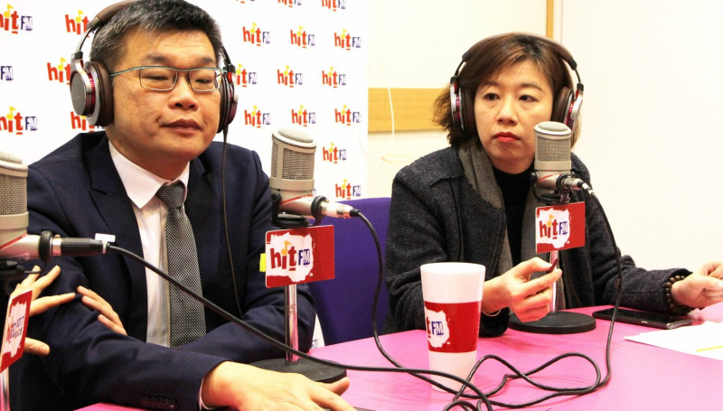 立法院副院長蔡其昌（左）與民進黨國際事務部主任的立委林靜儀（右）接受電台專訪。   圖：Hit Fm《周玉蔻嗆新聞》製作單位提供。