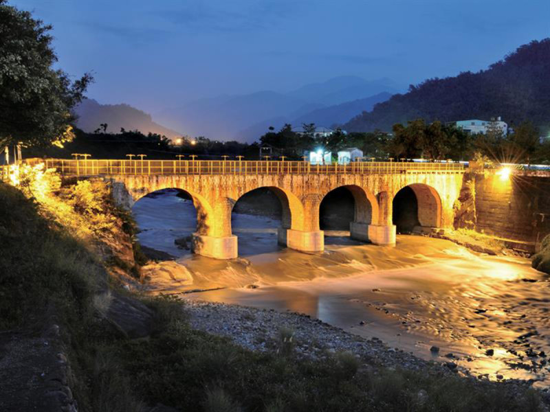 南投縣定三級古蹟糯米橋正位於國姓鄉內，由客家先民打石建造完成。   圖：取自農委會農業易遊網