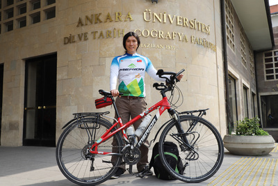 台灣單車環球騎士陳峻永（圖）3日赴土耳其安卡拉大
學漢學系分享騎過61國、5萬2000公里的心路歷程。他
鼓勵學生朝夢想前進，學生則稱他「現代馬可波羅」。   圖：中央社