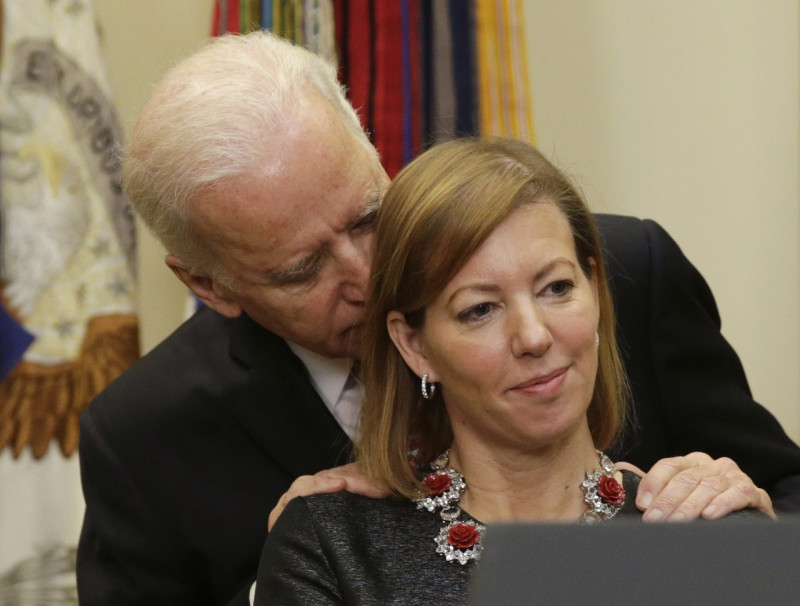 美國前副總統拜登（Joe Biden）於2015年在美國防長卡特宣誓就職典禮上，對卡特妻子史蒂芬妮的動作引起非議。   圖：達志影像/路透社（資料照片）