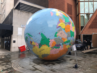 倫敦政經學院於3月26日展示設在學生中心外的公共藝
術品「反轉的世界」，由透納獎得主、藝術家沃林格設
計，直徑4公尺。   圖：中央社