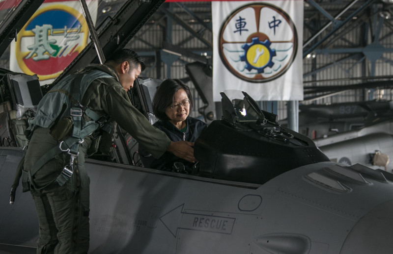 蔡英文總統4日視導空軍第四聯隊，登上F-16V座艙。   圖：軍聞社 / 提供