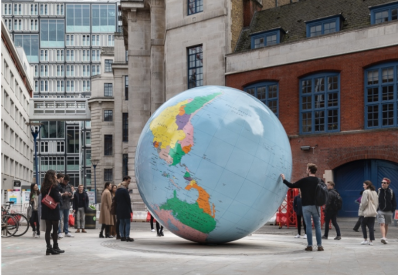 LSE於3月下旬為一裝置藝術「反轉的世界」（The World Turned Upside Down）揭幕。   圖：取自倫敦政經學院（LSE）網站
