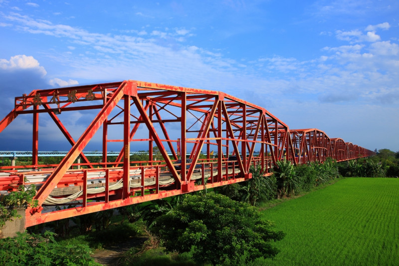 外觀通紅的西螺大橋，有著相當重要的歷史地位。   圖：取自交通部觀光局網站