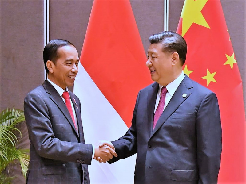 爭取連任的印尼總統佐科威，為了贏得民心，開始與中國保持距離。圖為佐科威(左)與習近平去年11月於APEC高峰會舉行雙邊會談合照。   圖：印尼外交部提供