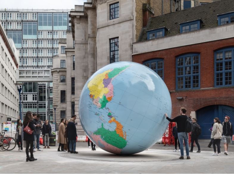 倫敦政經學院設立一座地球儀公共藝術品，其中將台灣和中國標為同一顏色，遭解讀為「一中原則」。   圖：翻攝自 LSE官網