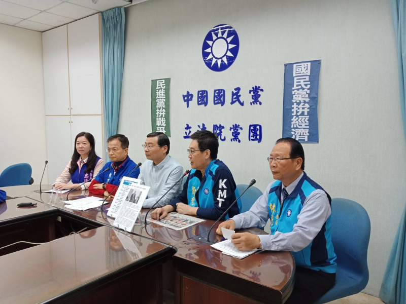 公股行庫人事大地震，立法院國民黨團6日召開記者會，痛斥人事調動根本就是為了明年的選舉人脈、金脈換上「自己人」，將提案要求蘇揆到立院專案報告。   圖：國民黨立院黨團提供