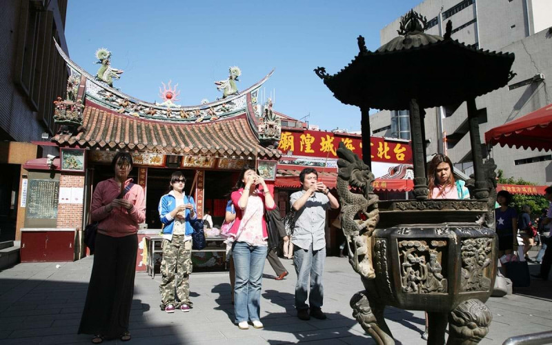 香火鼎盛的台北霞海城隍廟，是求姻緣的熱門景點。   圖：取自台北旅遊網網站