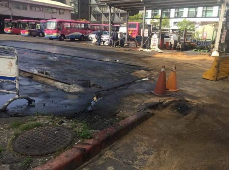 今年二月間東南客運的加油站發生漏油事件。   圖/立委黃國昌臉書