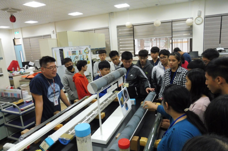 學生赴臺灣海洋科技研究中心實驗室參觀海洋岩芯。   圖：國教署提供