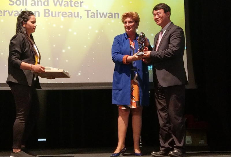大會主席Dorine Burmanje親自頒獎給李鎮洋。   圖：行政院農委會水土保持局提供