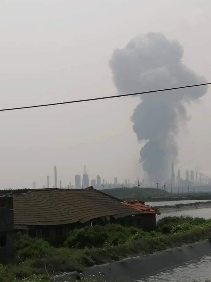 雲林縣麥寮鄉六輕工業區今下午2時許發生爆炸案。   圖：翻攝爆料公社