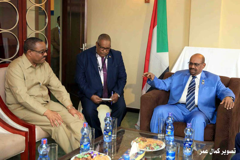 蘇丹總統巴希爾（右）受到國際通緝，鮮少公開露面，圖為去年他與來訪的衣索比亞高層（左）晤談。   圖：翻攝自蘇丹新聞社