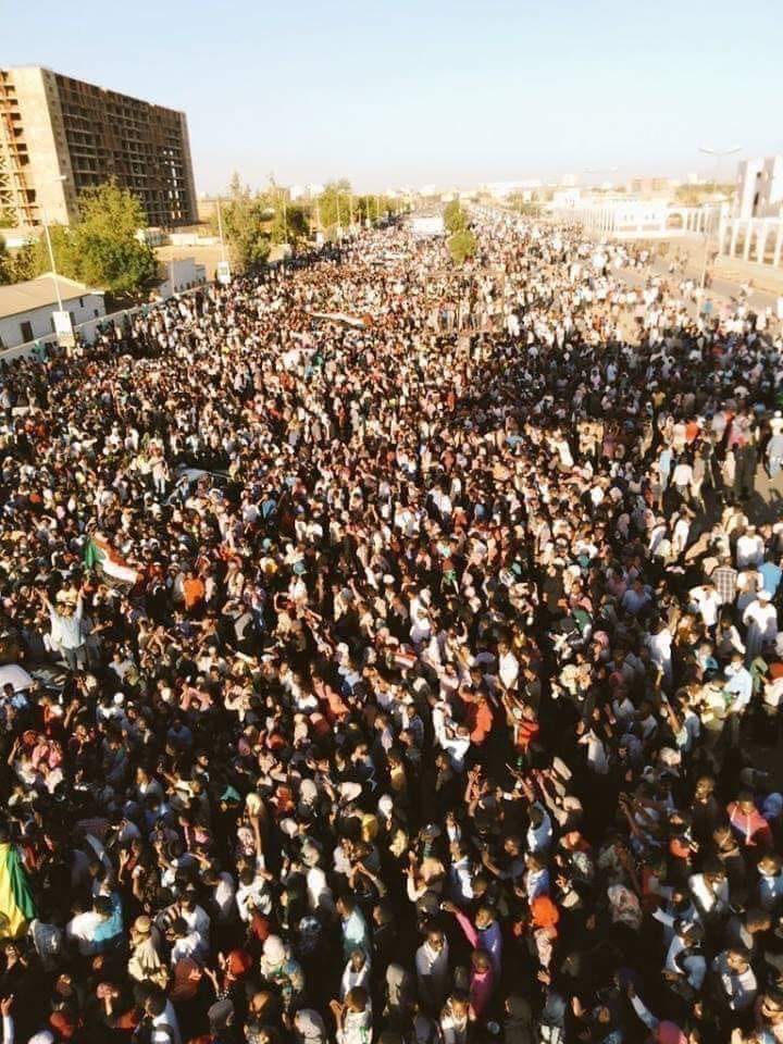 蘇丹爆發有史以來最大規模抗議，成千上萬民眾在喀土木國防部軍方總部外集結，高喊「推翻」。   圖：翻攝自SudanUprising Germany臉書