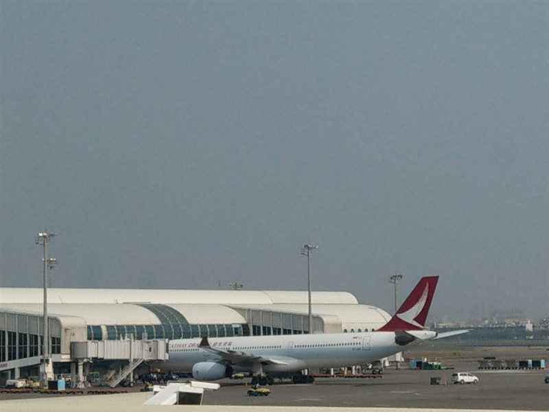 港龍航空今早高雄飛香港班機引擎冒煙，立刻折返小港機場安全降落。   圖：高雄航空站/提供