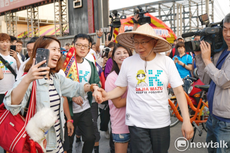 柯文哲參加大甲媽祖遶境活動，年輕小女生開心與柯握手致意。   圖：張良一／攝影