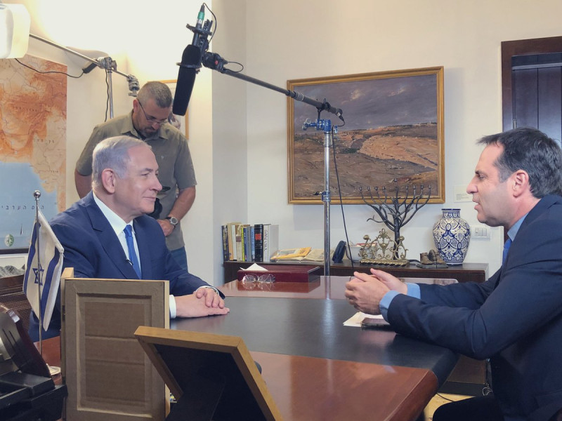 以色列總理納坦雅胡（左）密集接受訪問，為國會大選造勢，更不惜挑起與巴勒斯坦的衝突。   圖：翻攝自納坦雅胡推特