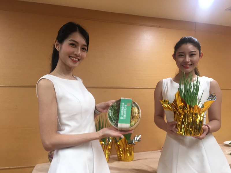 新北市農業局輔導平溪區農會推出「新北特製珠蔥丼」，讓民眾品嚐珠蔥料理的美味。   圖／記者蔡琇惠攝，2019.04.08