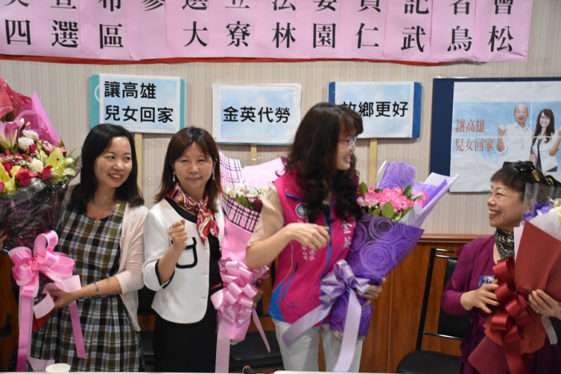 潘金英(右二)在記者會上接婦女團體獻花支持。   圖：孫家銘／攝