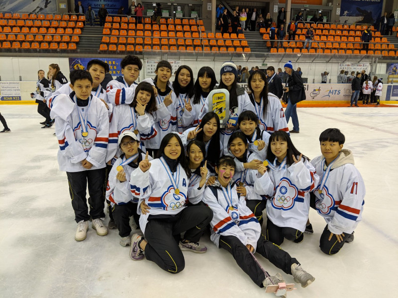 中華女子冰球隊勇奪芬蘭2019世界女子冰球錦標賽冠軍。   圖／取自Chinese Taipei Ice Hockey Federation 中華民國冰球協會臉書