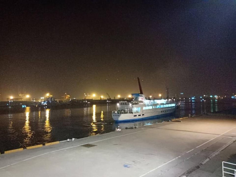 交通部航港局於今（9）日凌晨緊急調派快輪，協助疏運因濃霧困在金門的旅客。   圖：金門航空站/提供
