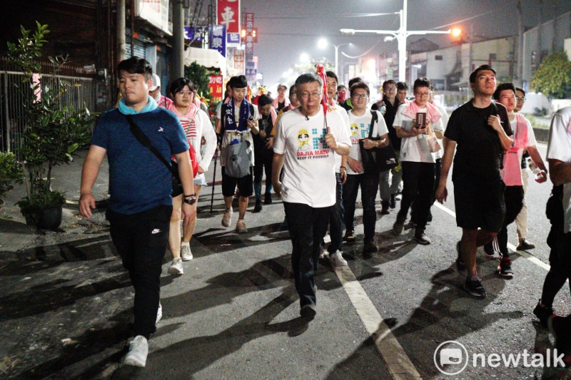台北市長柯文哲繼續完成大甲媽祖遶境行程，將改踩腳踏車上陣。   圖：張良一 / 攝