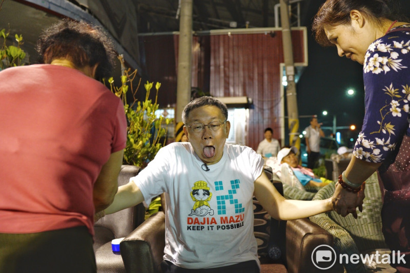 台北市長柯文哲深夜在員林龍燈公園接受阿嬤按摩，臉上表情痛苦。   圖：張良一 / 攝