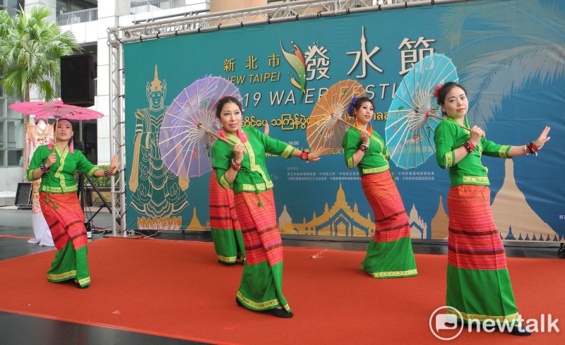 潑水節記者會由緬甸歸僑協會表演傳統「雨傘舞」。   圖：王峻昌/攝