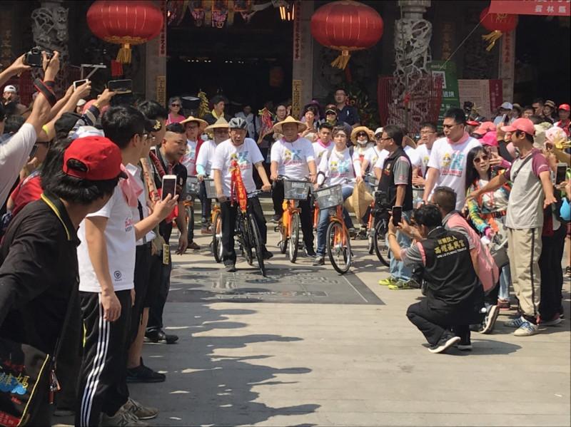 台北市長柯文哲走大甲媽祖遶境行程，下午2時起改以騎腳踏車方式完成剩下路途。   圖：周煊惠 / 攝
