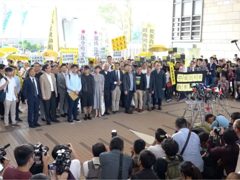 占中案宣判，多位香港民眾到法庭外聲援。資料照片。   圖：翻攝自Youtube
