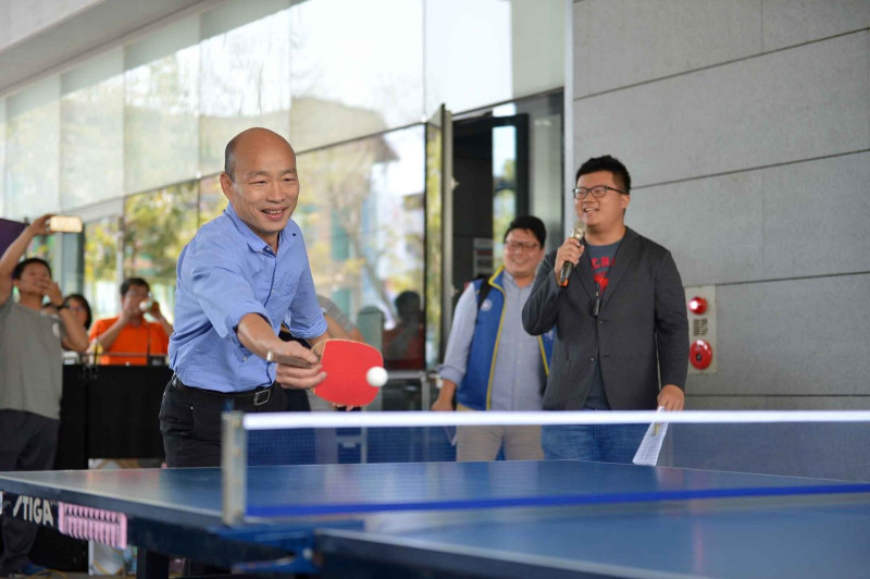 高雄市長韓國瑜與4月高雄觀光代言人台灣桌球教父莊智淵展開友誼賽。   圖：高雄市政府提供
