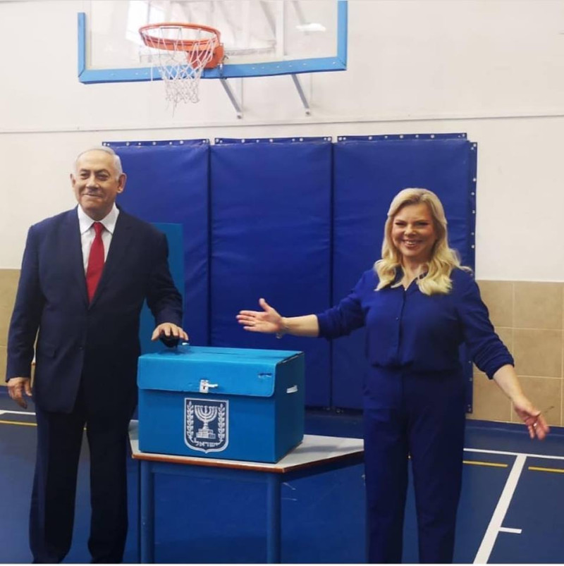 以色列現任總理納坦雅胡（左）偕夫人投票時信心滿滿，選後也自行宣布勝利，還稱已經與右翼聯盟展開談判。   圖：翻攝自納坦雅胡臉書