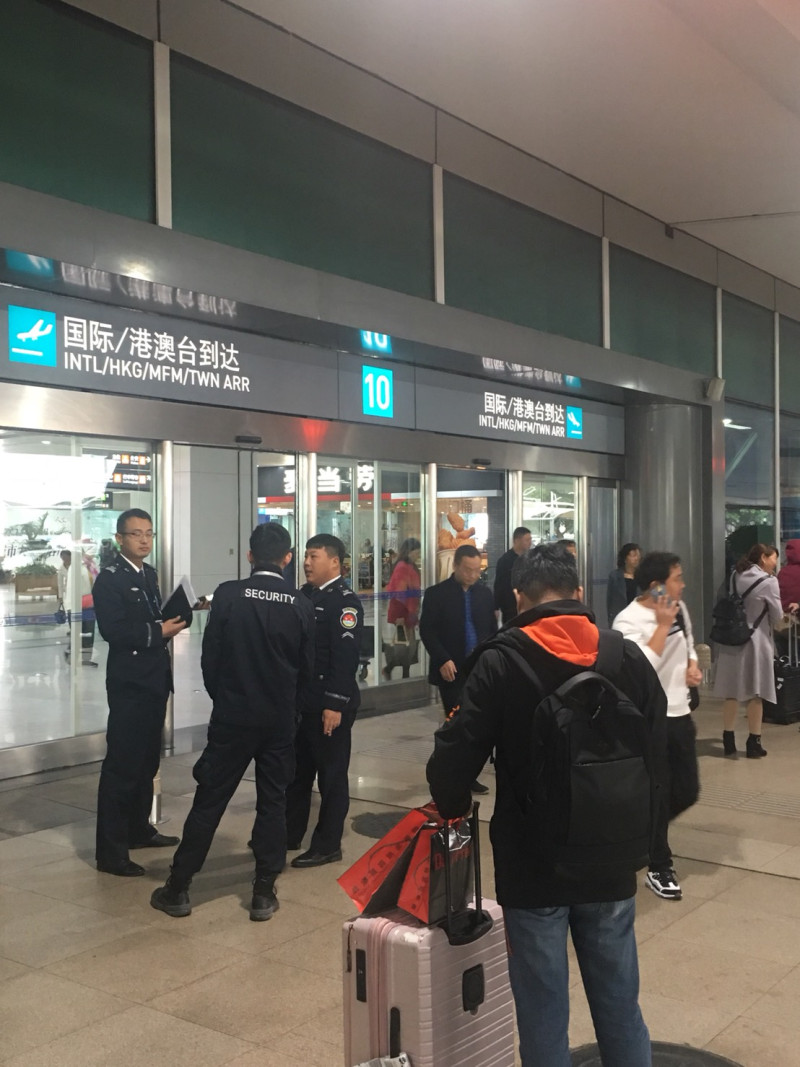中國機場內外，處處可見安全人員。   圖/張正霖攝