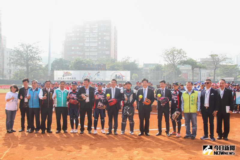 第11屆亞洲女子壘球錦標賽在萬壽棒球場開幕。   圖／市政府提供 , 2017.11.29）