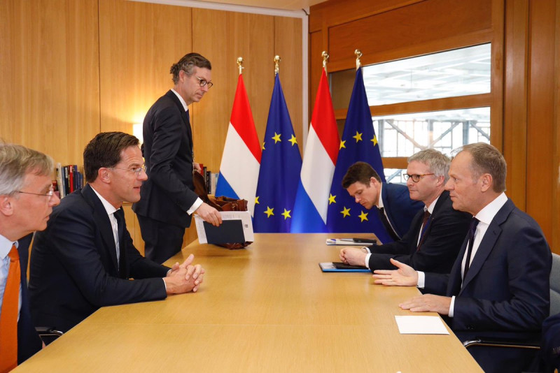 包括歐洲理事會主席圖斯克（右）在內的歐盟各國領導人，10日激烈討論英國脫歐，最後同意延長期限。   圖：翻攝自圖斯克推特
