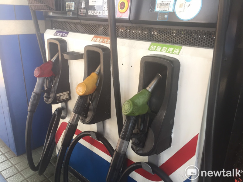 中油今天宣布明天汽油價格每公升調漲新台幣0.1元、柴油0.5元。   圖：閻芝霖/攝