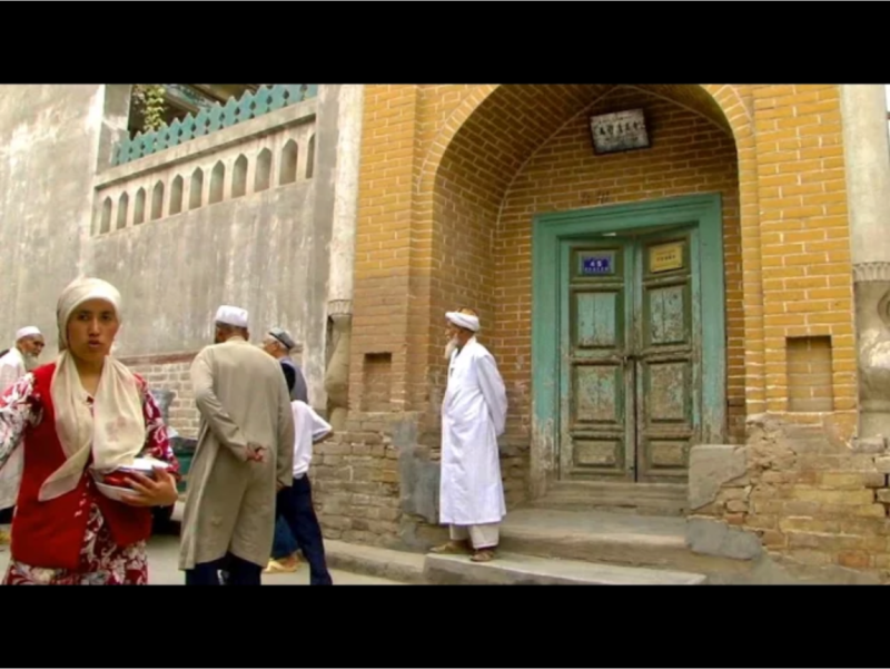 在中國西北部古城喀什市，數十萬維吾爾人和其他穆斯林被關入拘禁營中，引發了國際社會的譴責。但在拘禁營外，維人也生活在一個虛擬的籠子裡。   圖：翻攝自Youtube