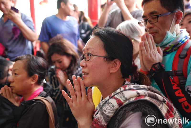 白沙屯媽祖信眾們雙手合十向媽祖祈禱。   圖：張良一/攝 （資料照片）