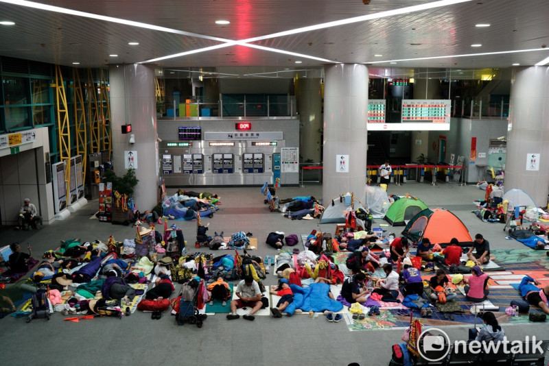 大批大甲媽祖信眾晚間在員林火車站大廳席地而睡。   圖：張良一/攝
