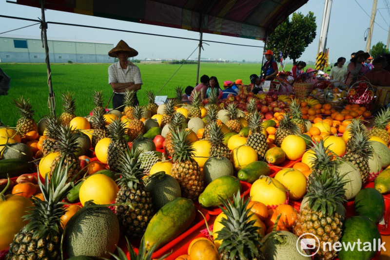 雲林北港鎮郊的住戶們準備大量而豐盛的水果祭拜白沙屯媽祖。   圖：張良一/攝