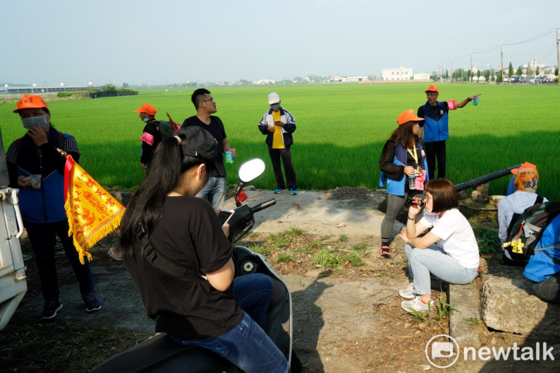 信眾們在北港鎮郊的一處稻田旁歇腳休息。許多信眾跟著媽祖遶境進香，完成來回超過300公里的朝聖之旅，令人敬佩。   圖：張良一/攝